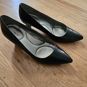 Bandolino B Flexible Black Leather Pointed Toe Heels Excellent Condition